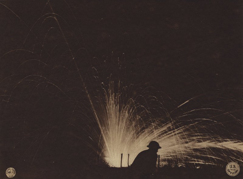 Amerika v první světové válce: Výbuch fosforové bomby (čb fotografie) od American Photographer