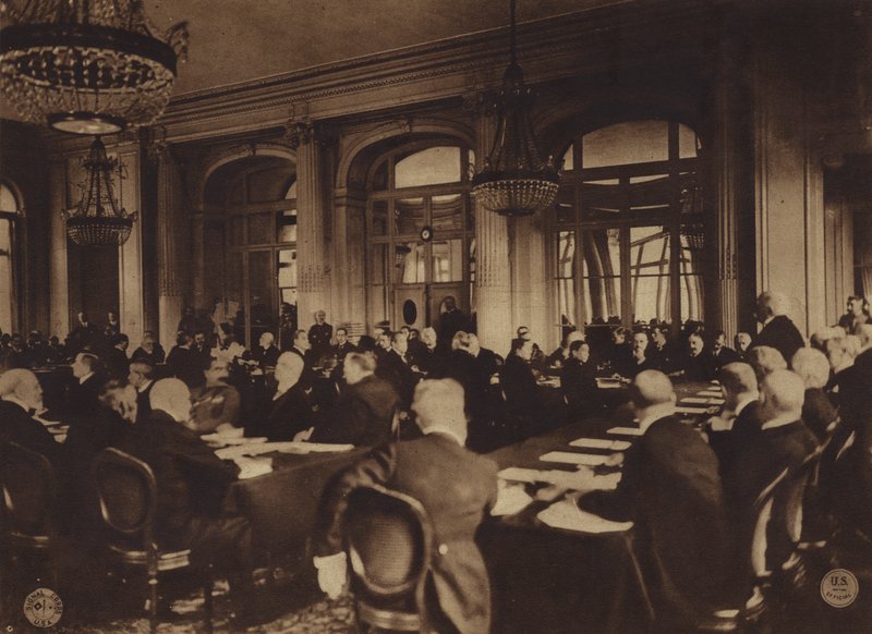 Amerika v první světové válce: Georges Clemenceau, francouzský premiér, předává německým delegátům mírové podmínky Spojenců v hotelu Trianon Palace ve Versailles, 7. května 2013 od American Photographer