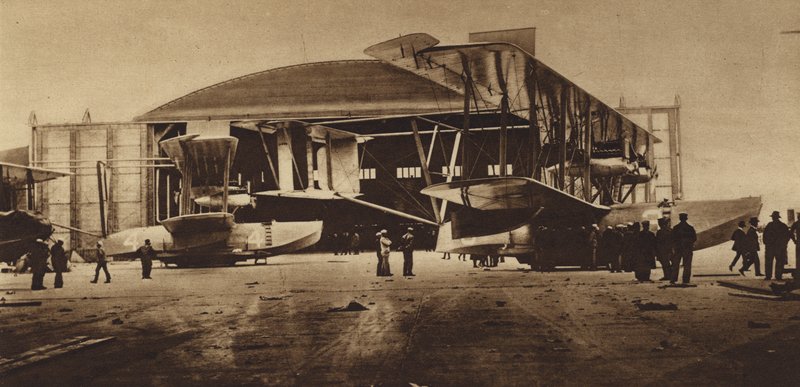 Amerika v první světové válce: NC-3 a NC-4 před hangárem připravené na transatlantický let (čb fotografie) od American Photographer