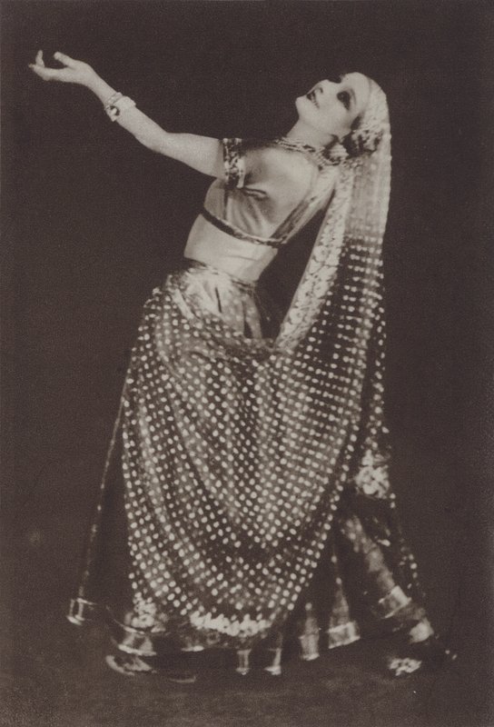 Ann Pavlova jako Rhada ve filmu "Orientální dojmy" (čb fotografie) od American Photographer