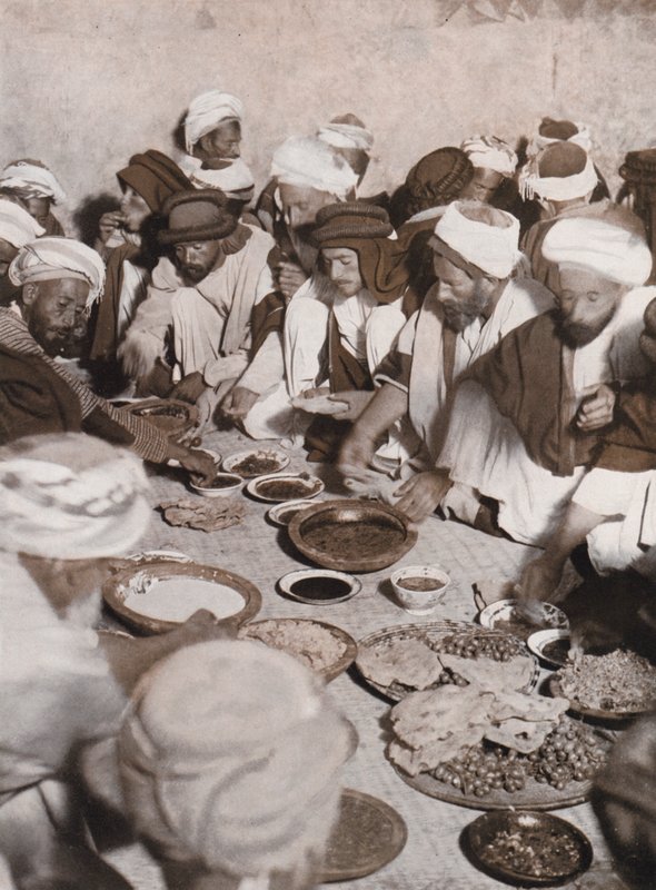Arabští vesničané při jídle, Palestina (čb fotografie) od American Photographer