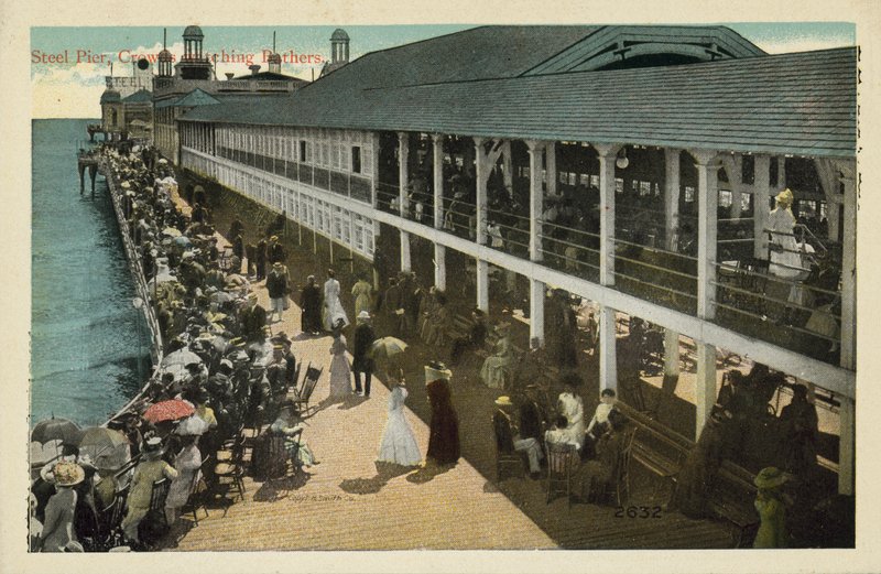 Atlantic City, NJ: ocelové molo, davy lidí sledující koupající se (barevné foto) od American Photographer
