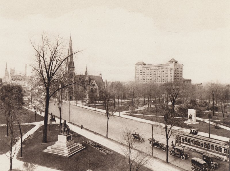 Pohled z ptačí perspektivy na Grand Circus Park, Woodward Avenue, Pingree Monument, Maybury Monument, Central M E Church a budova YMCA, Detroit, Michigan (čb fotografie) od American Photographer
