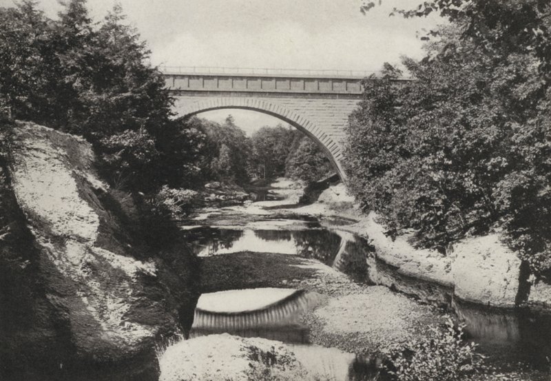 Boston: (čb fotografie): Echo Bridge, Newton Upper Falls, Newton (čb fotografie) od American Photographer