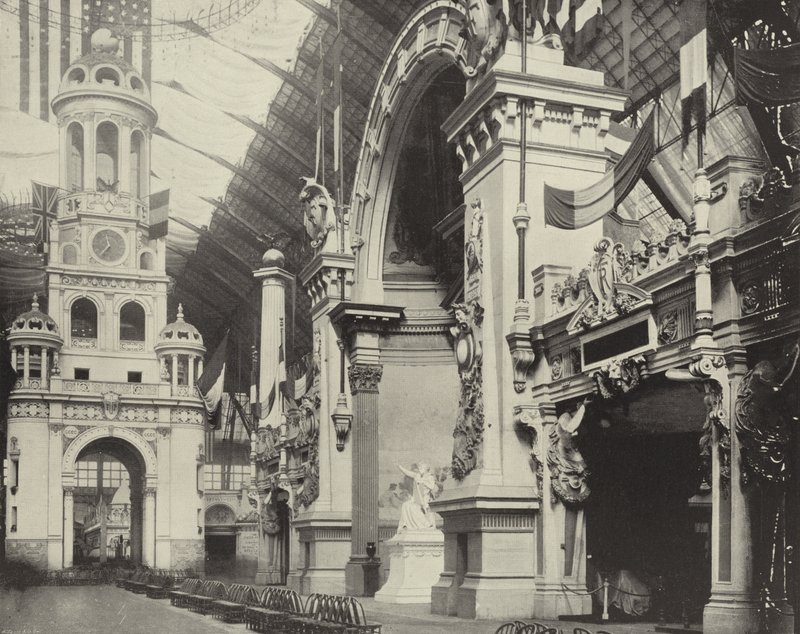 Hodinová věž a francouzská fasáda od American Photographer