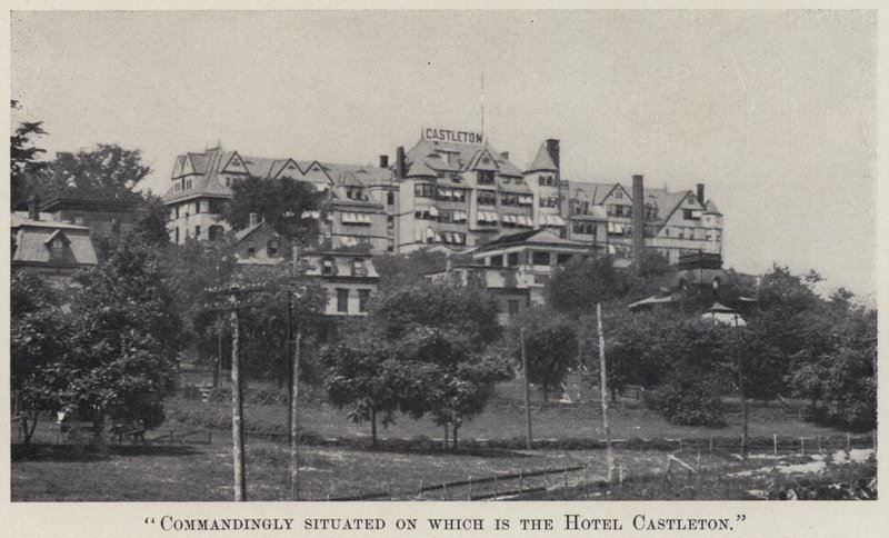 "Velitelně umístěný na kterém je hotel Castleton" (černobílá fotografie) od American Photographer