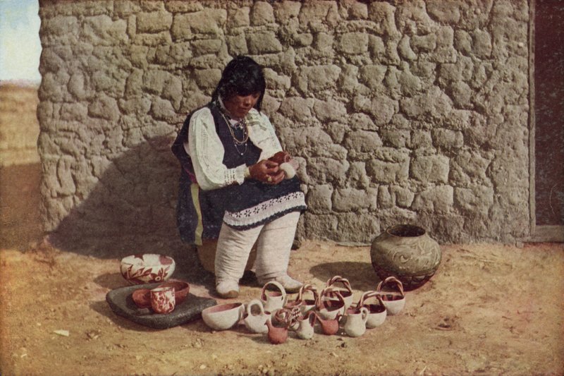 Decorating Pottery, Pueblo of Isleta, Nové Mexiko (barevné foto) od American Photographer