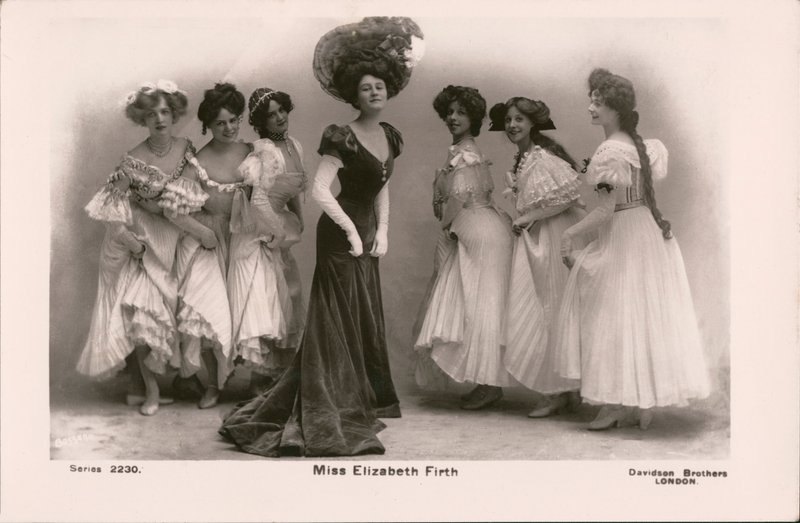 Elizabeth Firth, americká zpěvačka a herečka (čb fotografie) od American Photographer