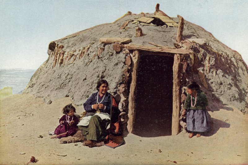 Elle of Ganado, indická budova, Albuquerque, nejslavnější tkadlec mezi Navahy (barevná fotografie) od American Photographer