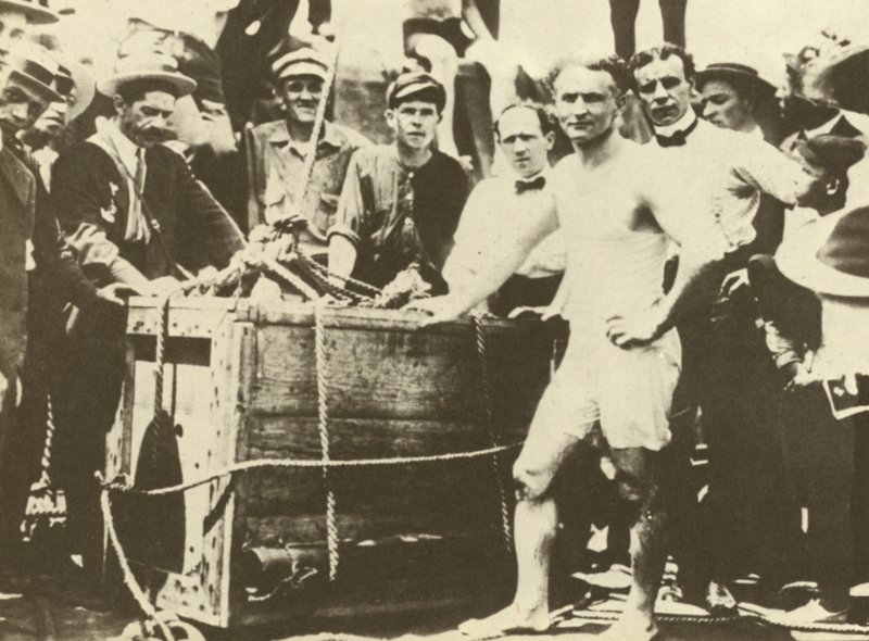 Harry Houdini při spouštění do ledové řeky Detroit v roce 1907 (čb fotografie) od American Photographer