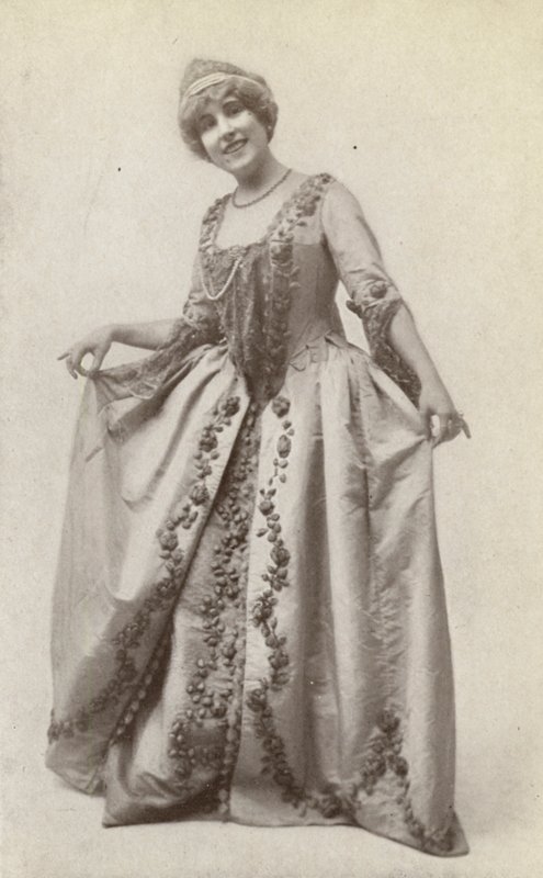 Lucrezia Bori jako "Manon Lescaut" (čb fotografie) od American Photographer
