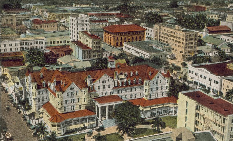Miami, Florida, asi 1925: Pohled z ptačí perspektivy, v popředí hotel Halcyon (barevná fotografie) od American Photographer