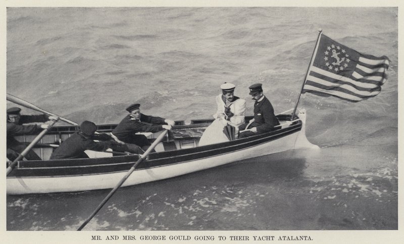 Pan a paní George Gouldovi jdou na svou jachtu Atalanta (černobílá fotografie) od American Photographer