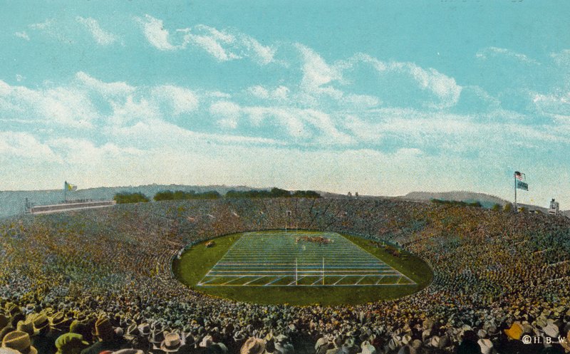 New Haven, Conn: "The Bowl", velký fotbalový stadion Yale, pro 80 000 lidí (barevné foto) od American Photographer