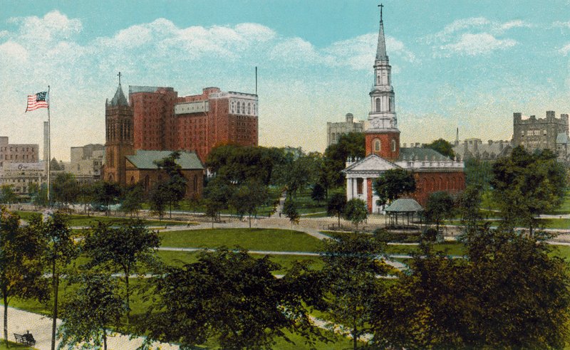 New Haven, Conn: Trinity Church, Taft Hotel a Center Church z druhé strany zeleně (barevné foto) od American Photographer