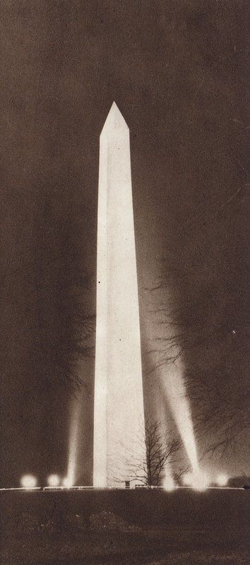 Obelisk osvětlený reflektory v noci (čb fotografie) od American Photographer
