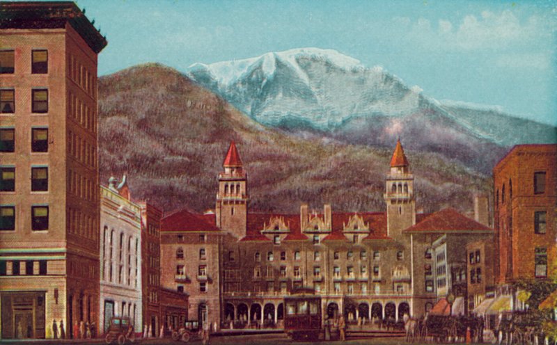Pikes Peak Avenue, Colorado Springs, Colorado, Pikes Peak v dálce (barevné foto) od American Photographer