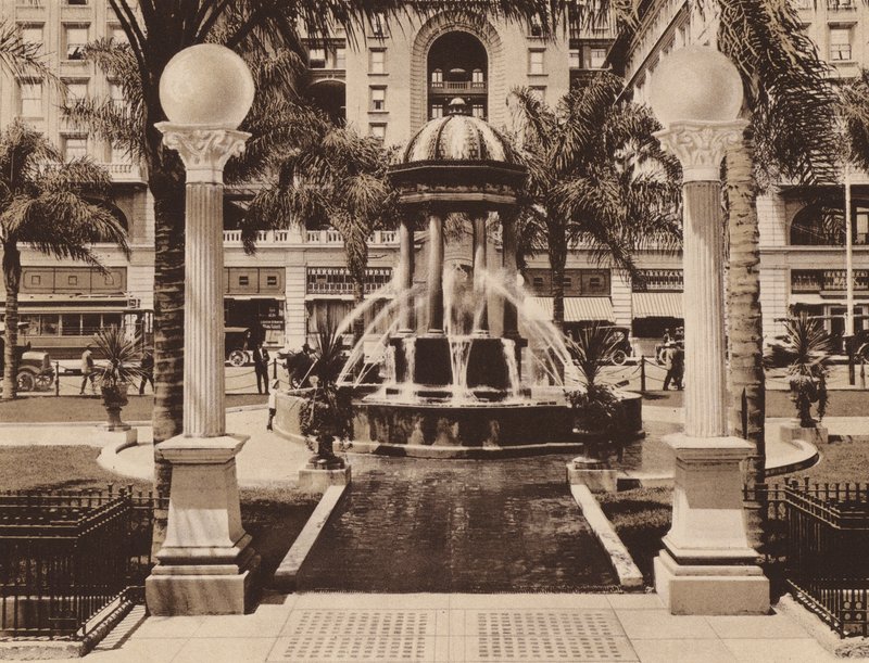 San Diego: Elektrická fontána v parku Plaza, naproti hotelu US Grant, kterou městu daroval Louis J. Wilde (čb fotografie) od American Photographer