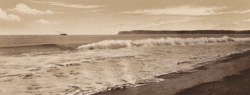 San Diego: (čb fotografie): Příboj na pláži Coronado, Point Loma v dálce, San Diego (čb fotografie) od American Photographer