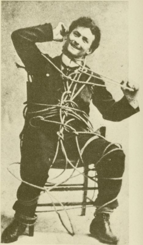 Mladý Harry Houdini při únikovém triku s lanem v roce 1898 (čb fotografie) od American Photographer