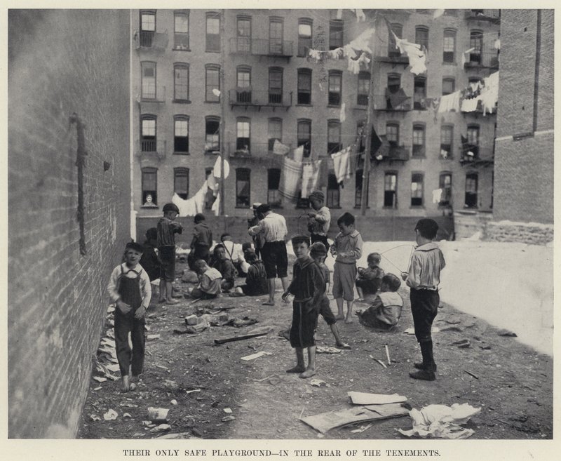 Jejich jediné bezpečné hřiště, v zadní části činžovních domů (černobílá fotografie) od American Photographer