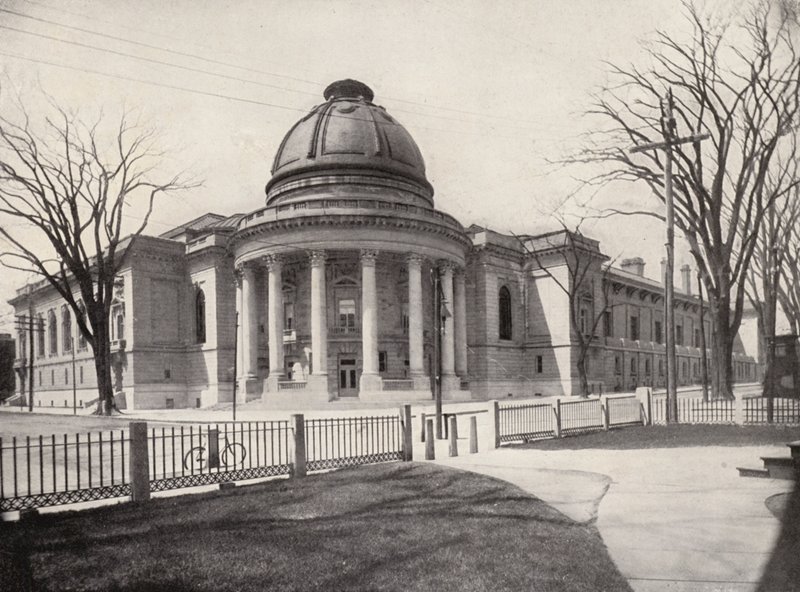 Yaleova univerzita: (čb foto): "Rotunda", vlevo Woolsey Hall, vpravo Yaleova jídelna (čb foto) od American Photographer