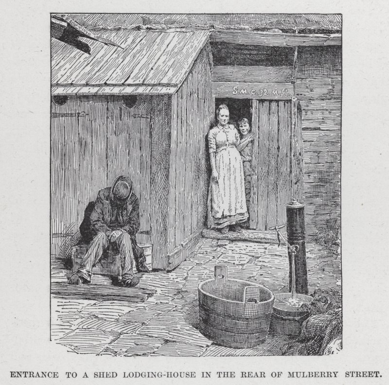 Vchod do ubytovny v kůlně v zadní části Mulberry Street (litho) od American School