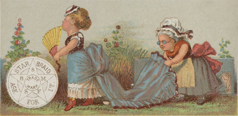 Žena držící vlak šatů od American School