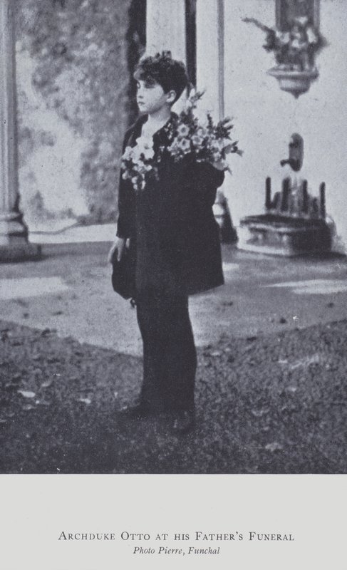 Arcivévoda Otto Rakouský na pohřbu svého otce v roce 1922 (černobílá fotografie) od Austrian Photographer