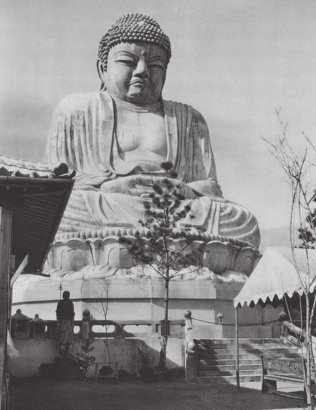 Japonsko: Buddhastatue v Beppu (čb fotografie) od Axel von Graefe