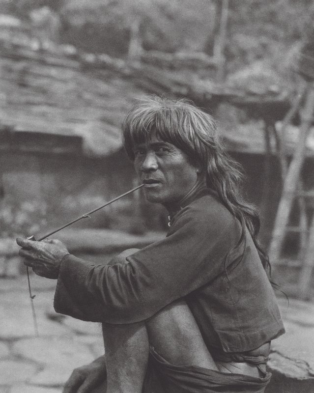Japonsko: Náčelník kmene Paiwan v Raise (čb fotografie) od Axel von Graefe