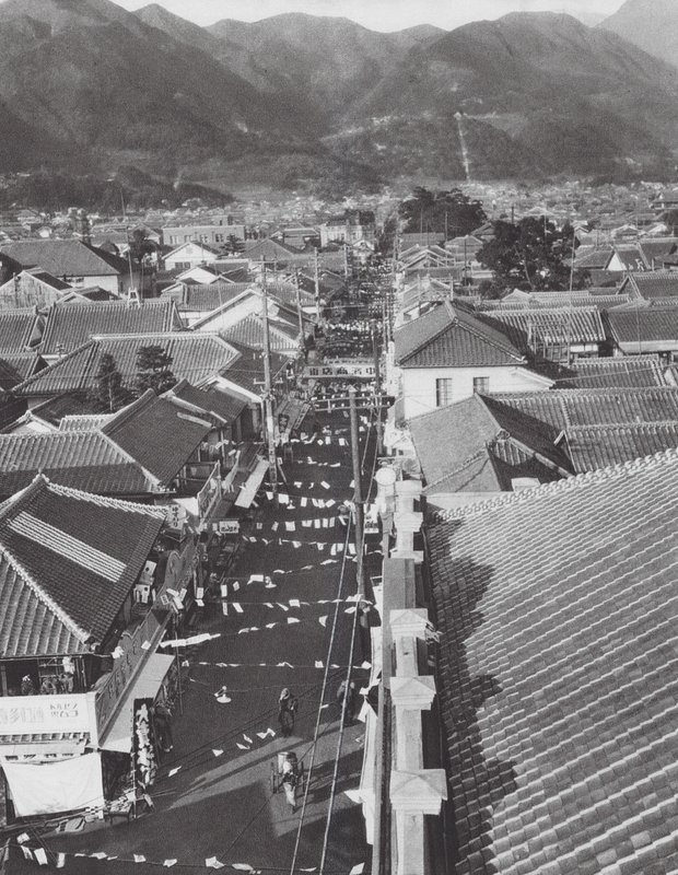 Japonsko: Nákupní centrum v Beppu (čb fotografie) od Axel von Graefe