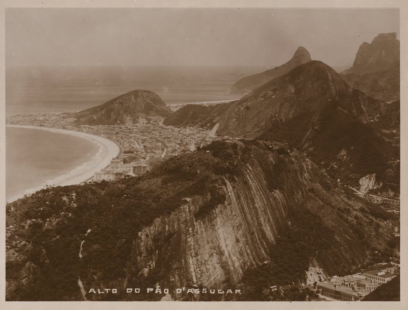 Pohled z vrcholu hory Sugarloaf, Rio de Janeiro (čb fotografie) od Brazilian Photographer