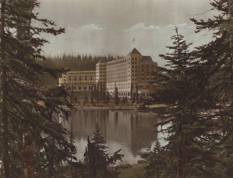Chateau, Lake Louise (barevné foto) od Byron Hill Harmon