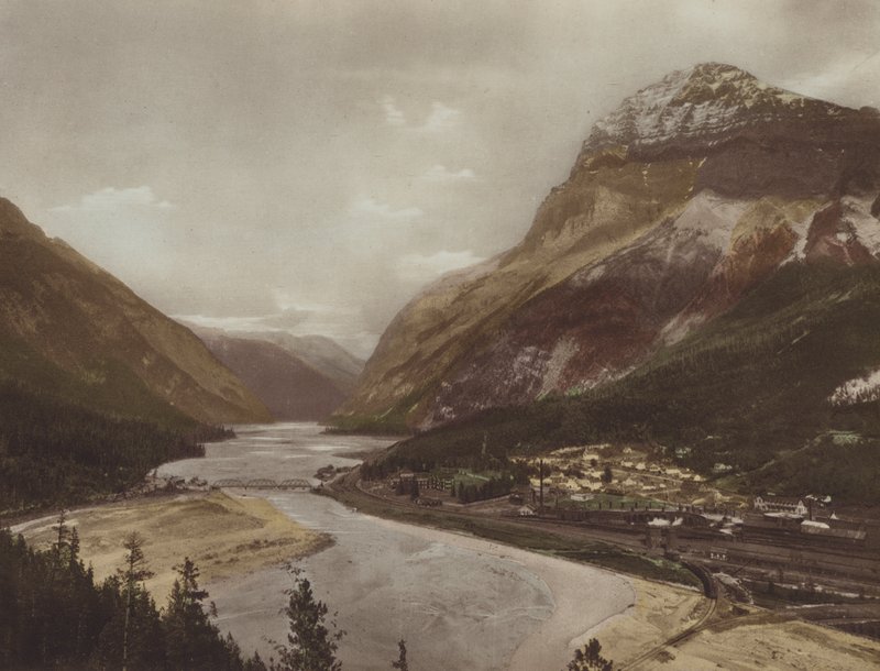 Field, Britská Kolumbie a Mount Stephen (barevné foto) od Byron Hill Harmon