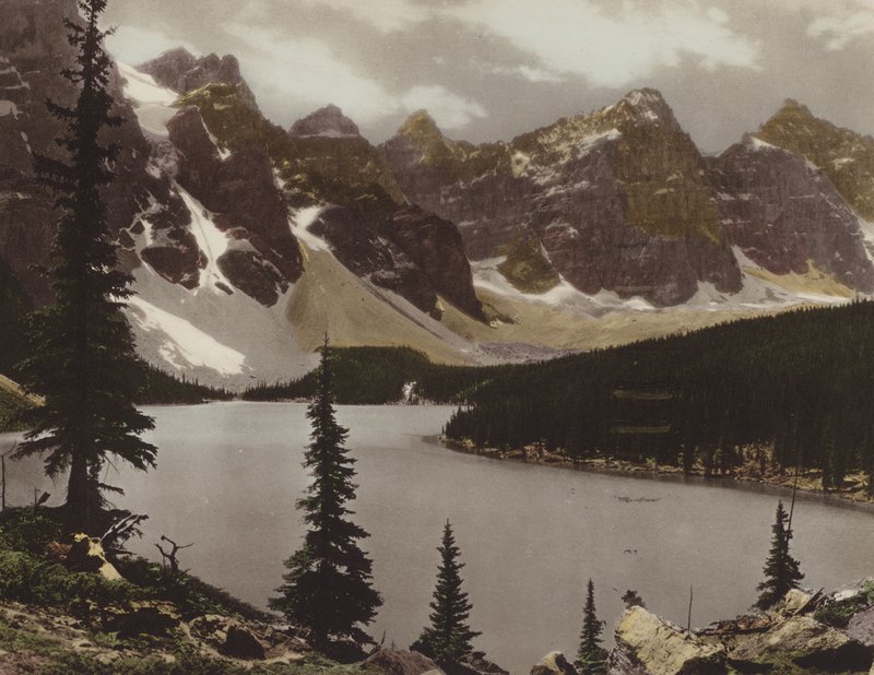 Moraine Lake a Valley of Ten Peaks (barevné foto) od Byron Hill Harmon