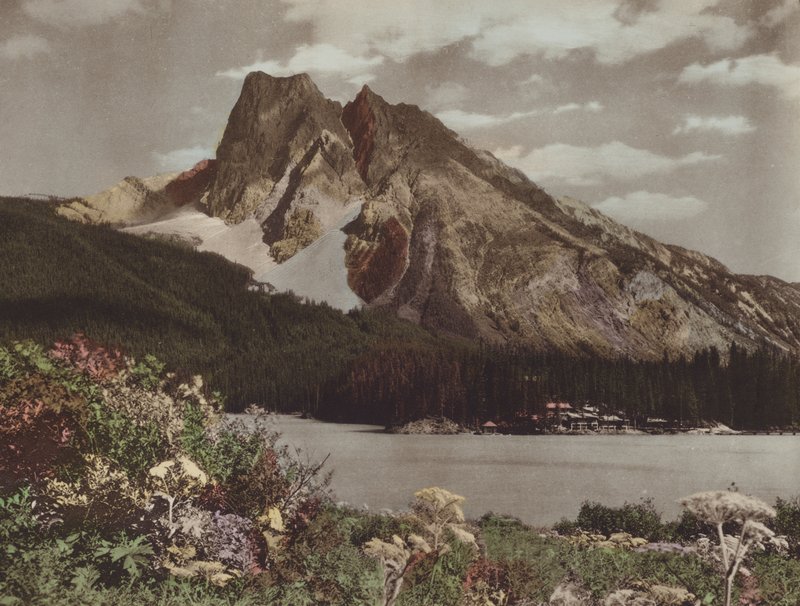 Mount Burgess a chata Emerald Lake (barevná fotografie) od Byron Hill Harmon