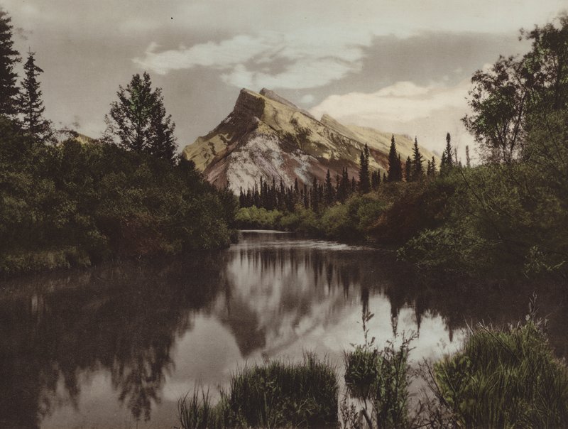 Mount Rundle, Banff, Alt 9 665 stop (barevná fotografie) od Byron Hill Harmon