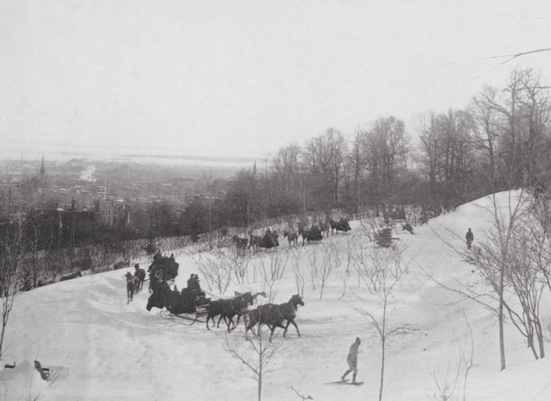 Klubová jízda tandemů na horách (čb foto) od Canadian Photographer