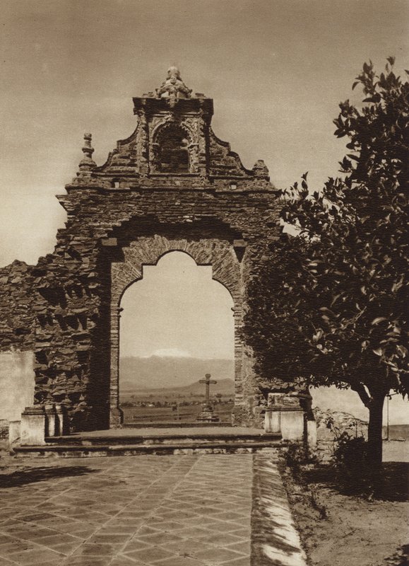 Mexiko: Vstup do atria kostela Acatepec (č/b foto) od Cecile Seler Sachs