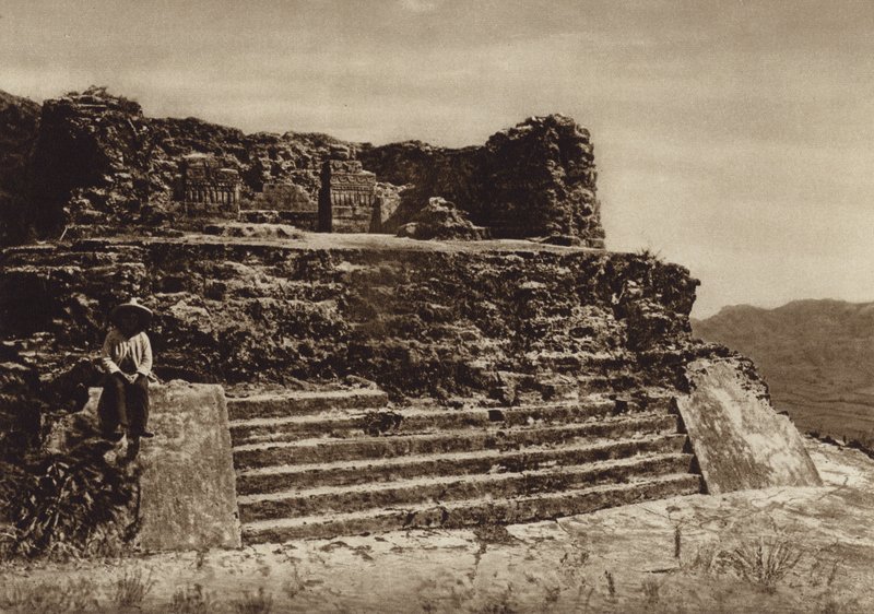 Mexiko: Tepoztlan, zřícenina chrámu El Tepoztecatl (č/b foto) od Cecile Seler Sachs