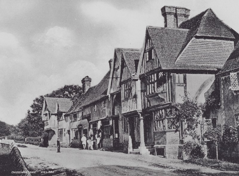 Chiddingstone Village (černobílá fotografie) od Charles Essenhigh Corke