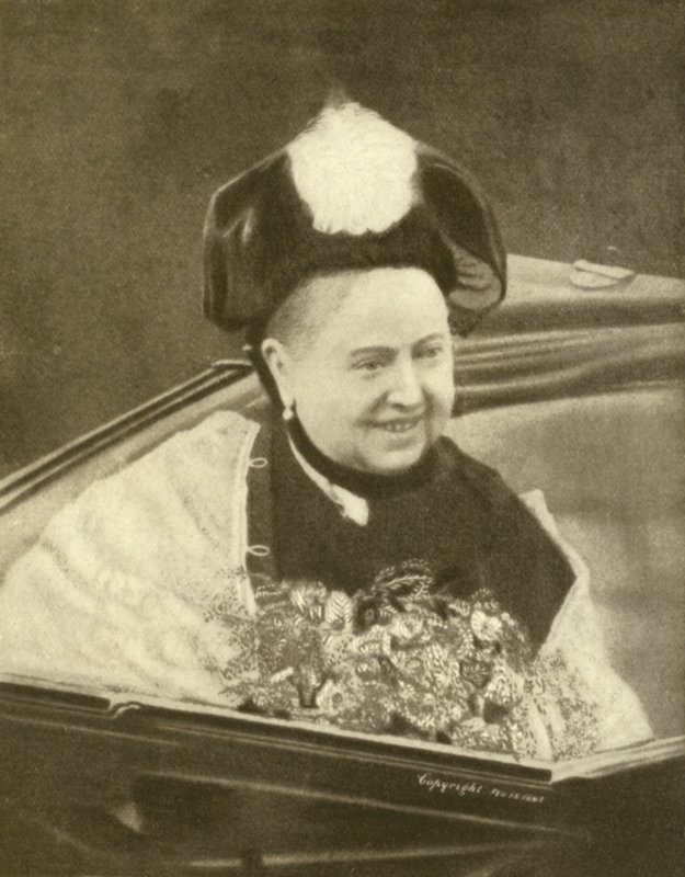 Královna Viktorie s úsměvem, když právě přijala kytici květin, Isle of Wight, kolem roku 1887 (černobílá fotografie) od Charles Knight