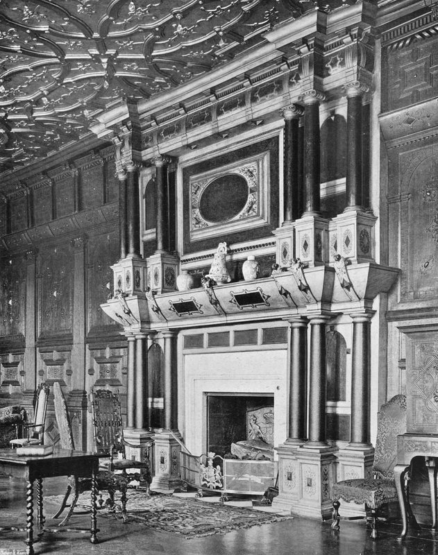 Kousek komína v dlouhé galerii (černobílá fotografie) od Charles Latham