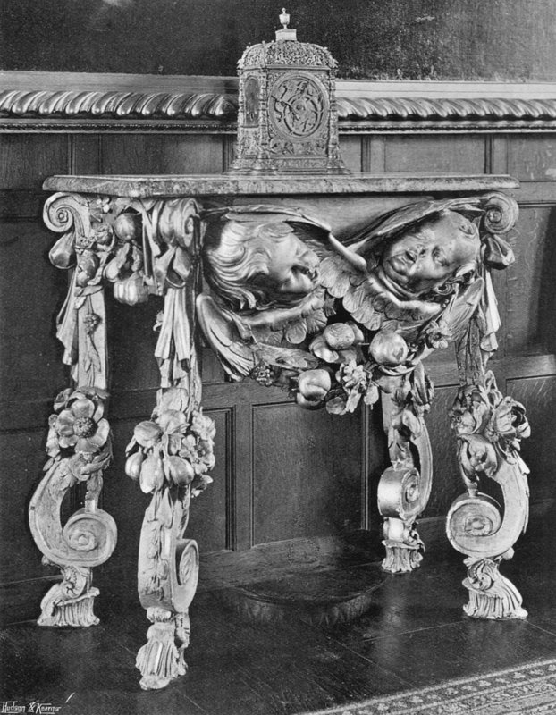 Grinling Gibbons Console od Charles Latham