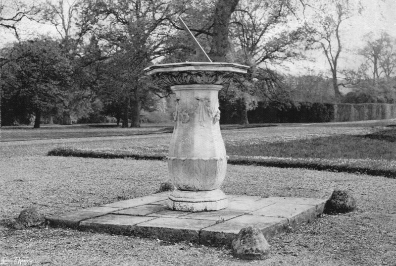 Mramorové sluneční hodiny (černobílá fotografie) od Charles Latham