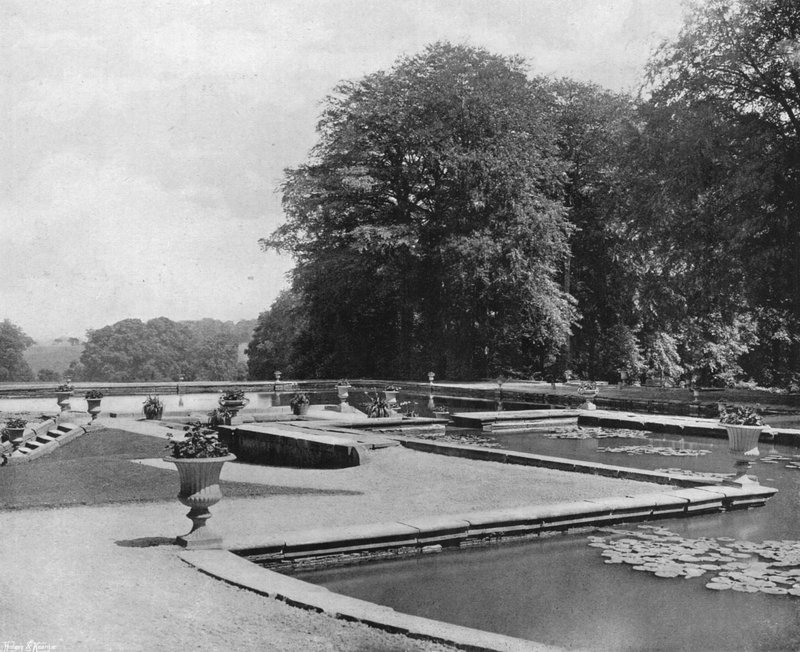 Přes rybníky (černobílá fotografie) od Charles Latham