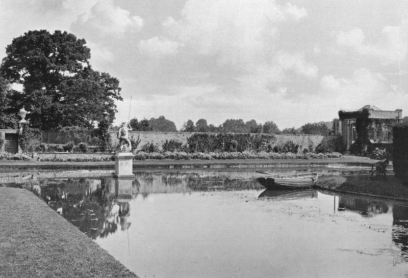 Ve Westbury: Jasnovidec a menší pavilon od Charles Latham