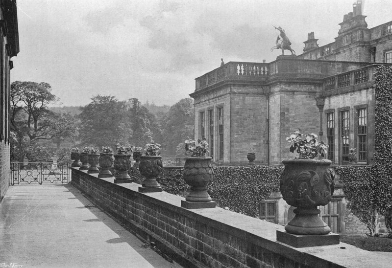 Vyřezávané kamenné vázy, východní terasa (č/b foto) od Charles Latham