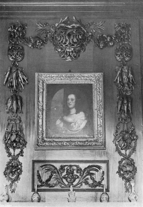 Řezby nad římsou haly od Charles Latham